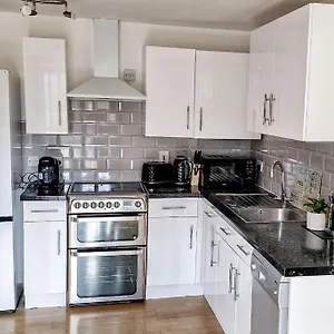 Comfy 2 Bed Flat With Free Parking, Close To Tube London