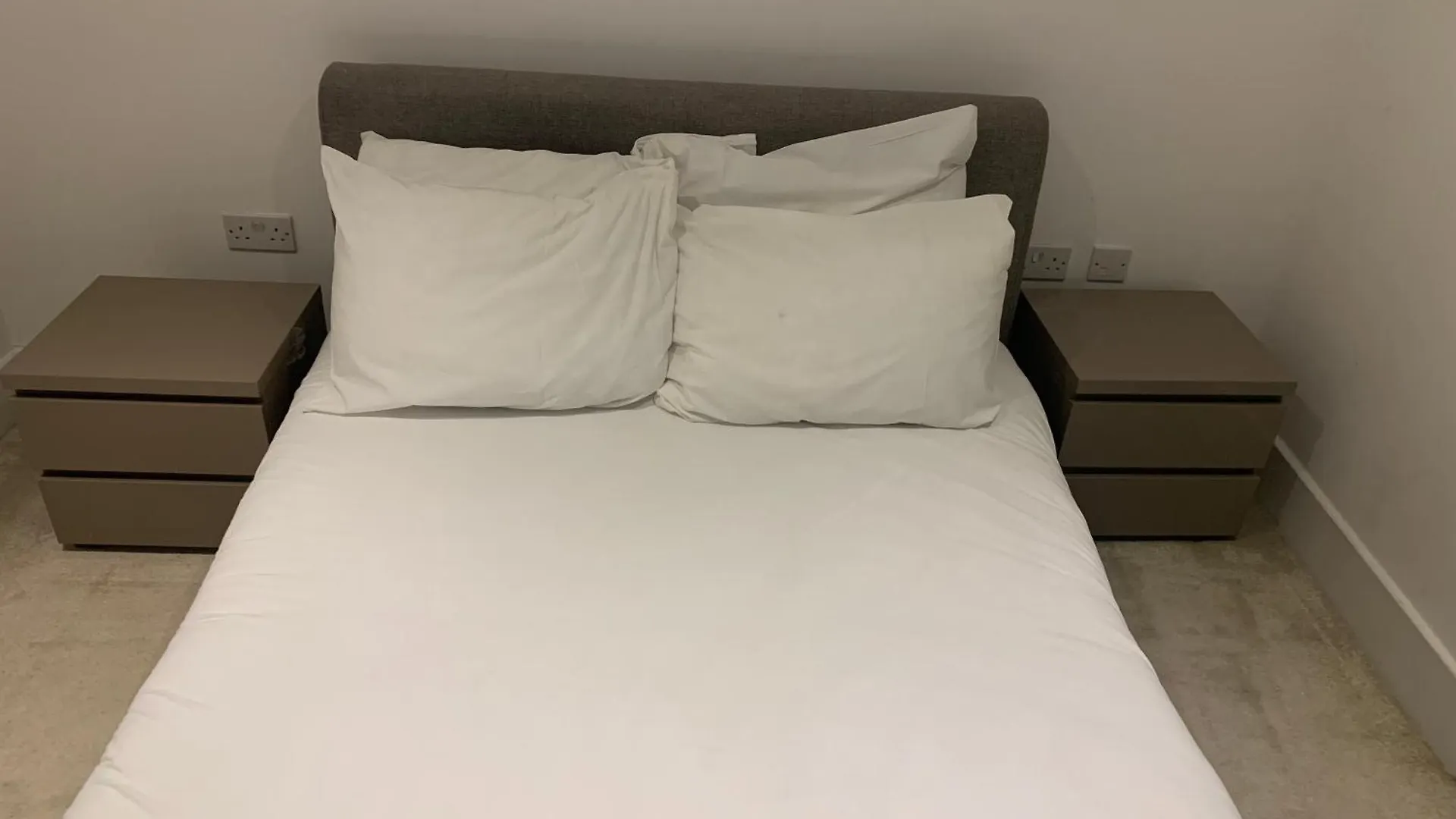 Lovely 1Bed Flat 10Mins To Canary Wharf & Parking London